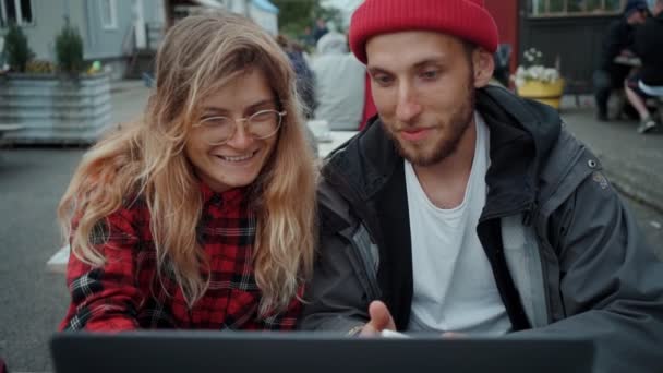 Dois jovens millennials freelance em encontro casual — Vídeo de Stock