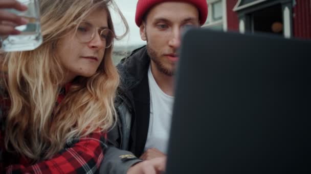 Zwei junge freiberufliche Millennials auf lockerem Treffen — Stockvideo