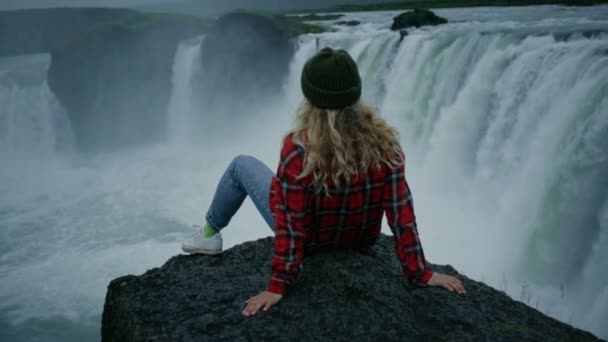 Woman traveller at waterfall in iceland or norway — Stock Video