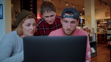 Grup beyin fırtınası ve proje fikri tartışması