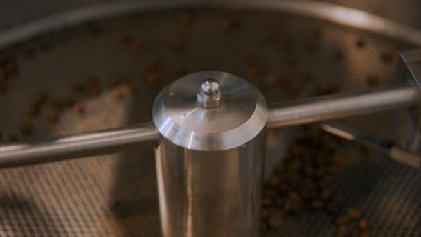 Koffie roosteren proces in kleine rooster fabriek — Stockvideo