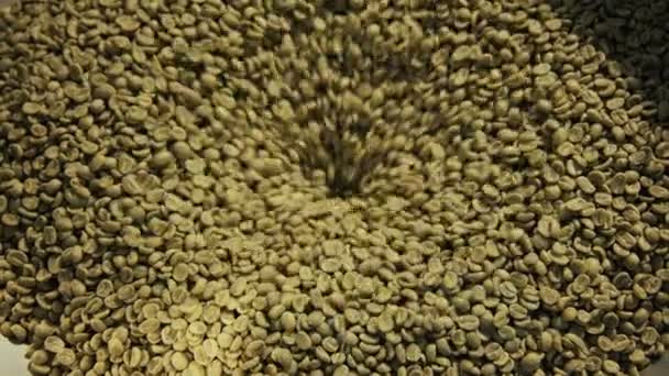 Процес обсмажування кави на невеликій картопляній фабриці — стокове відео