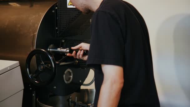 Proceso de tostado de café en una pequeña fábrica de tostadores — Vídeos de Stock