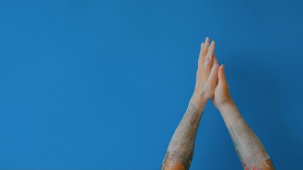 Hände mit Seife auf blauem Hintergrund waschen — Stockvideo