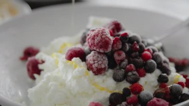 Kahvaltı için böğürtlenli organik yoğurt.