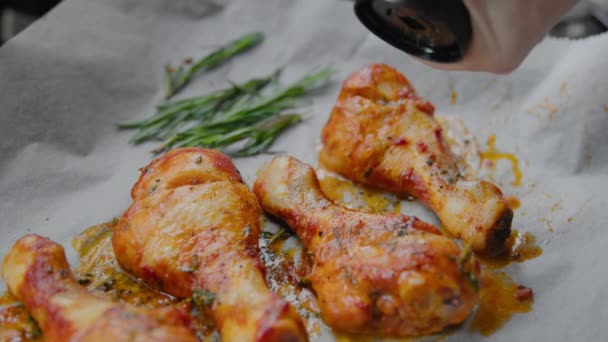 Вкусный интернет рецепт курица с розмарином — стоковое видео