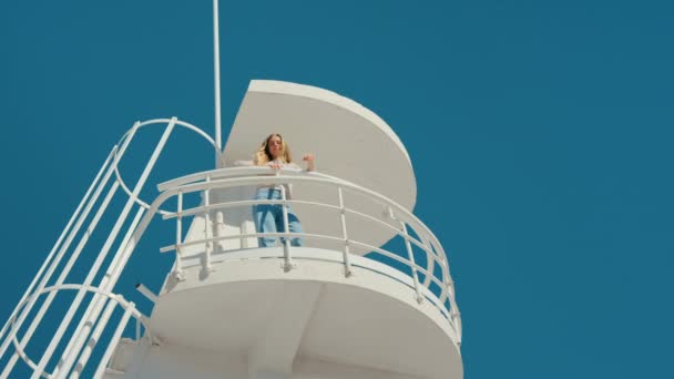 Menina na praia torre salva-vidas no céu azul isolado — Vídeo de Stock