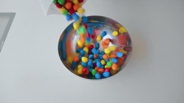 Många färgglada godisbollar i burk eller skål — Stockvideo