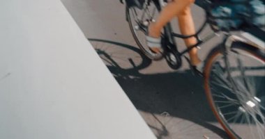 Yaz şehrinde bisikletli yolcular güvenli bisiklet yolunda