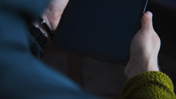 Человек попробуйте разблокировать планшет с отпечатком пальца на экране — стоковое видео