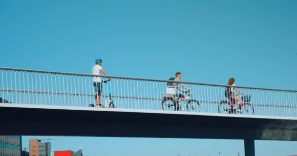 Велосипедисты на безопасной велосипедной дорожке в летнем городе — стоковое видео