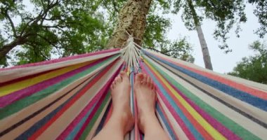 Ormanda hamakta kadın ayakları, yaz titreşimleri