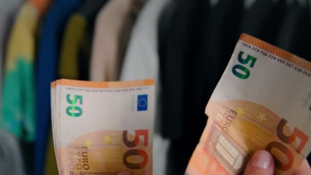 Femme compte argent, monnaie européenne, vendre ou acheter — Video