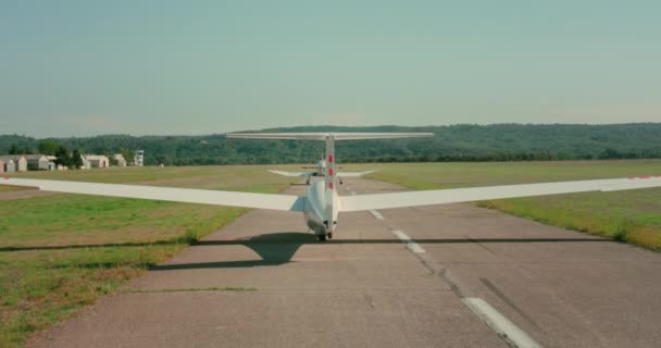 Avión planeador blanco despega de la franja del aeropuerto — Vídeos de Stock