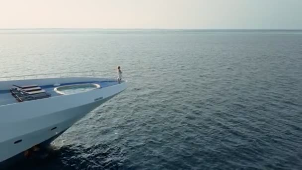 Donna su yacht privato di lusso in maldive oceano — Video Stock