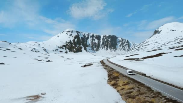 Μικρό τροχόσπιτο αντίκα σε ορεινό δρόμο στη Νορβηγία — Αρχείο Βίντεο