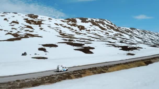 Pequeña caravana vintage RV en carretera de montaña en norway — Vídeos de Stock