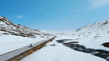 Norveç 'teki dağ yolunda küçük bir karavan.