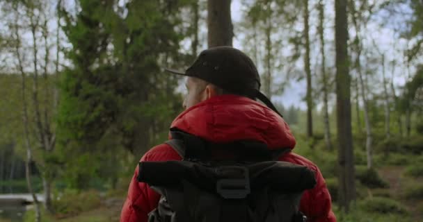 Reiseblogger Mann mit Rucksack wandert im Wald — Stockvideo