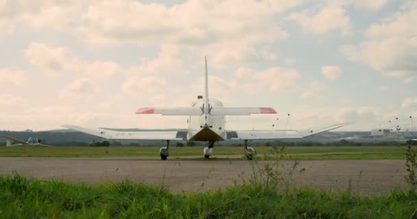 Vista posteriore su piccolo aereo jet privato decollare — Video Stock