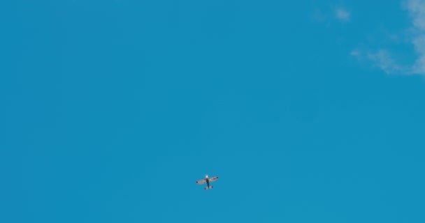 Kleiner Privatjet vor isoliertem blauem Himmel — Stockvideo