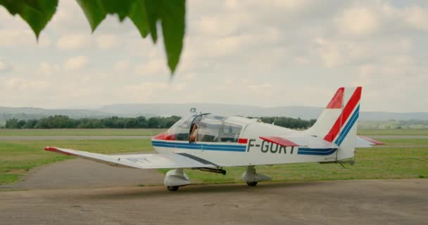 Kleines Privatflugzeug startklar — Stockvideo