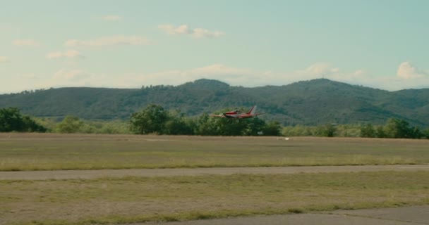 空港内の小さなプライベートジェット飛行機の土地 — ストック動画