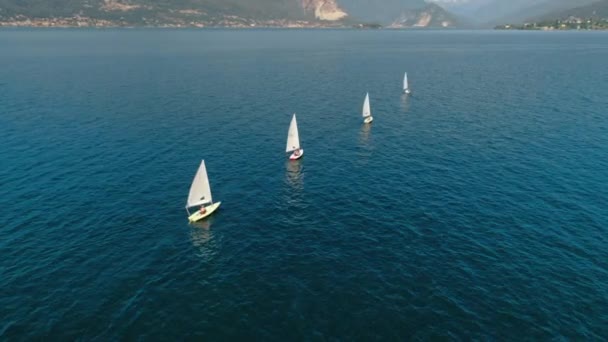 Регата небольших яхт в очереди на итальянское озеро — стоковое видео