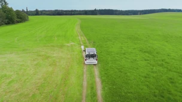 Kleiner Wohnmobil mit Fahrradständer auf Landstraße — Stockvideo