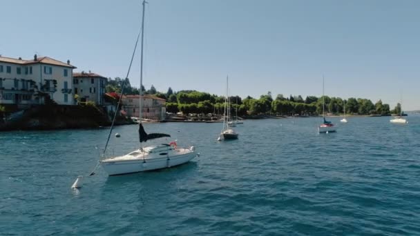 Barcos y yates atracados en puerto deportivo de la costa italiana — Vídeo de stock