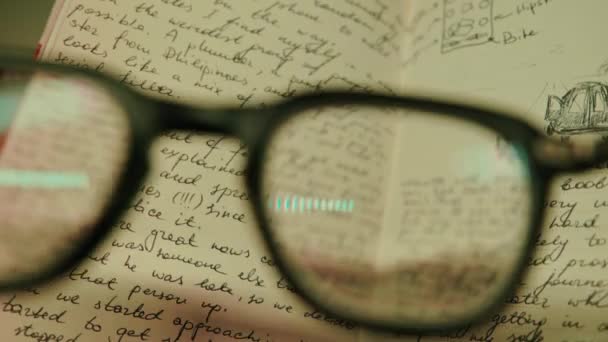 POV de personne fatiguée enlever des lunettes après la lecture