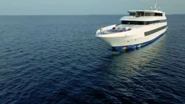Vrouw op luxe privé jacht in de Malediven oceaan — Stockvideo