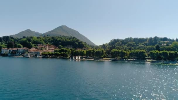 Boten en jachten aangemeerd in de jachthaven van de Italiaanse kust — Stockvideo