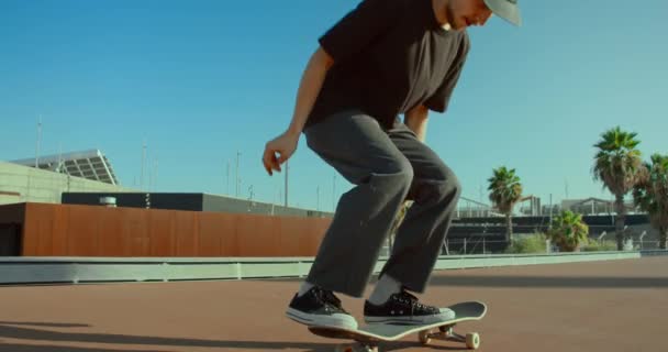 Skateboarder hace trucos en cámara en California — Vídeo de stock