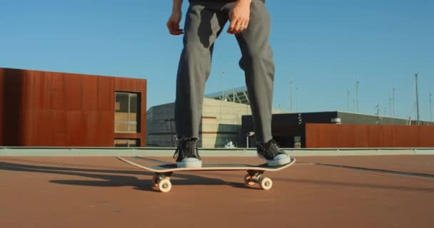 Skateboarder try to do kick flip and falls down — Stock Video