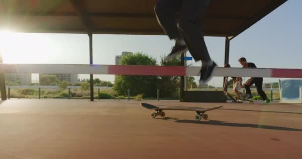 Bambini cool adolescenti skateboard nella zona urbana della città — Video Stock