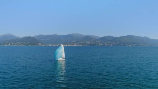 Парусник в итальянском озере Гарда, яхта в море — стоковое видео