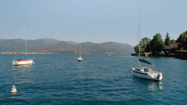 İtalyan sahil limanına yanaşmış tekne ve yatlar.