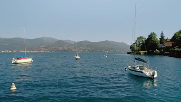 Boote und Yachten im Yachthafen der italienischen Küste — Stockvideo