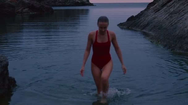 Жінка в червоному бікіні на порожньому райському пляжі — стокове відео