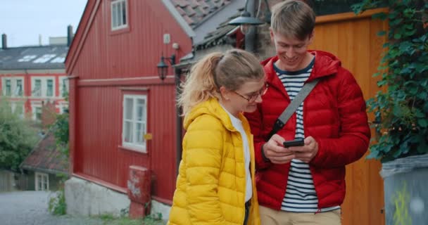 Feliz pareja de turistas disfrutar de viaje de vacaciones europeas — Vídeos de Stock