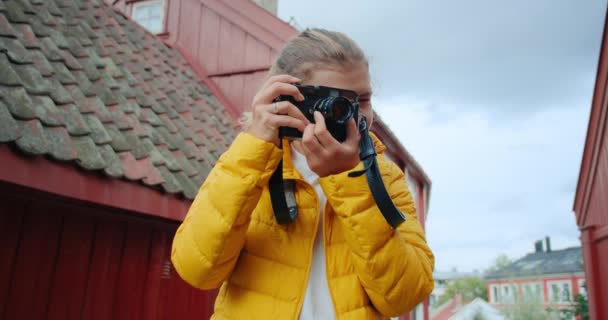 Mujer bloguera de viajes disparar foto en la cámara analógica — Vídeo de stock