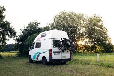 Doğadaki vahşi kamp yerinde şirin bir karavan.