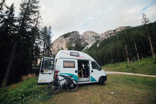 Cute camper van RV in wild camping spot in nature — Stock Photo, Image