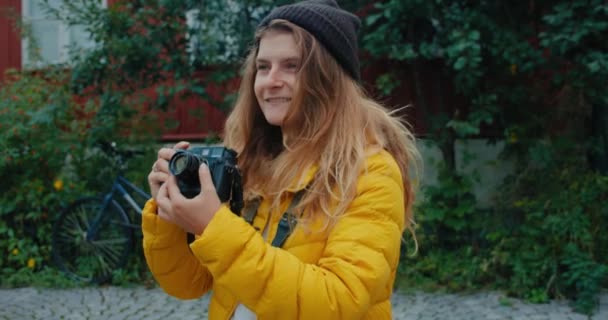 Portrét krásného tisíciletí s analogovou kamerou — Stock video