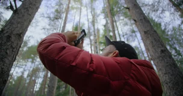 Urbaner Hipster-Nomade filmt am Telefon im Wald — Stockvideo