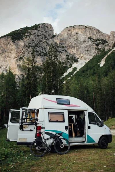 Cute camper van RV σε άγρια κάμπινγκ στη φύση — Φωτογραφία Αρχείου