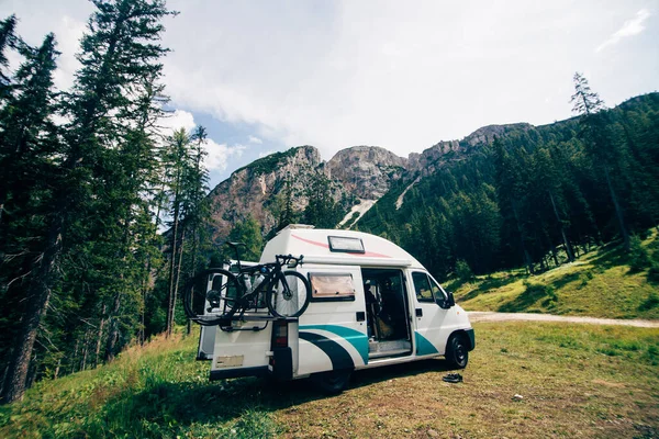 Cute camper van RV in wild camping spot in nature — Stock Photo, Image