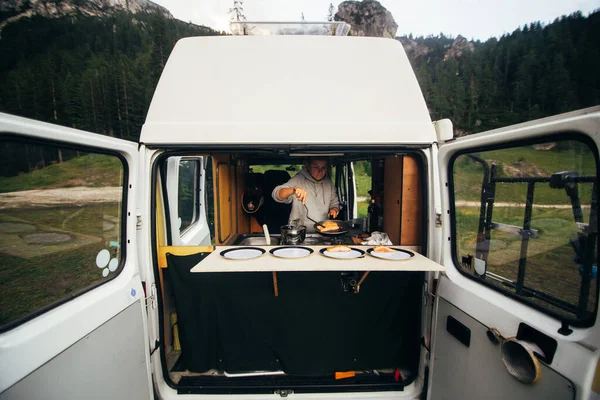 Woman prepares food from camper van RV kitchen — Stock Photo, Image