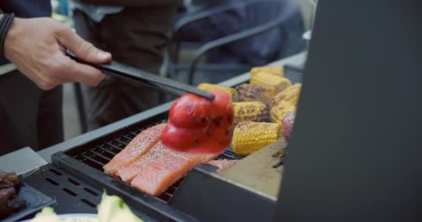 Przyjaciele i rodzina na podwórku grill party — Wideo stockowe